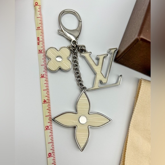 LV fleur de Lis white epi bag charm with box and dustbag good condition dp0162 - Picture 3 of 8